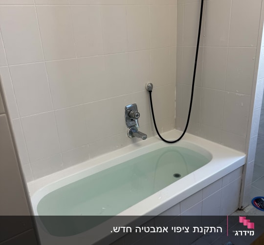 אמבטיה עם מים בחדר רחצה